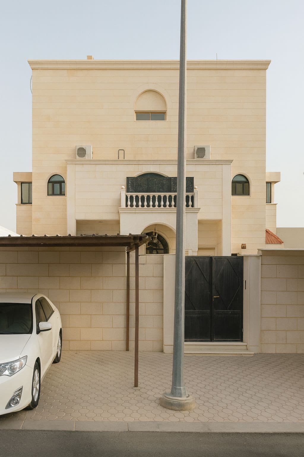 للبيع بيت في السالمية من دورين ونصف