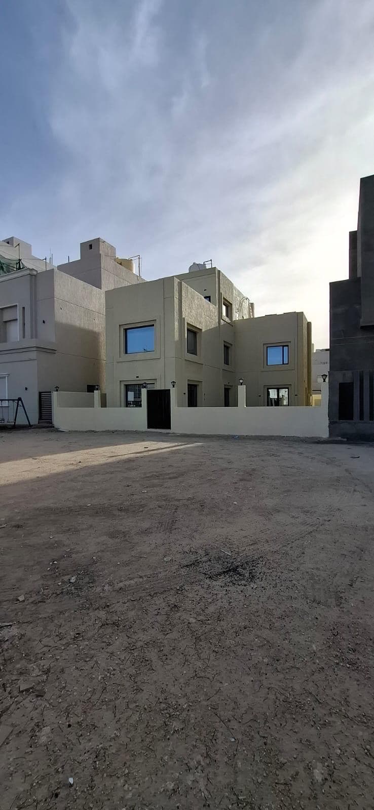 للبيع بيت جديد في المطلاع من دورين ونصف