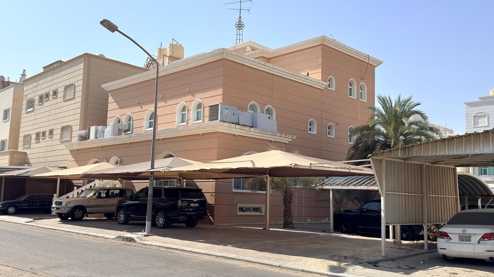 للبيع قسيمة في العدان موقع ثلاث واجهات
