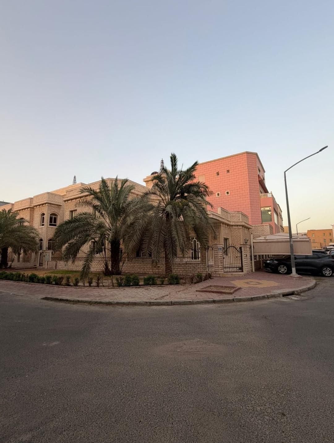 بيت للبيع في الزهراء زاوية شارعين