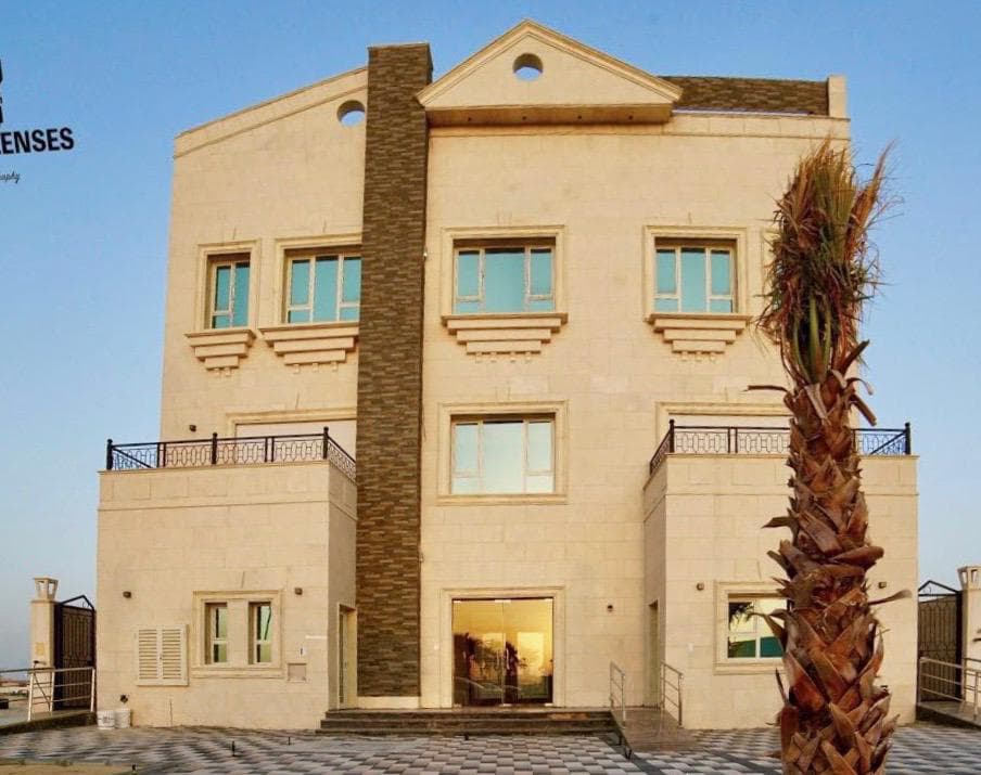 شاليه للبيع بالمرحلة الرابعة علي البحر