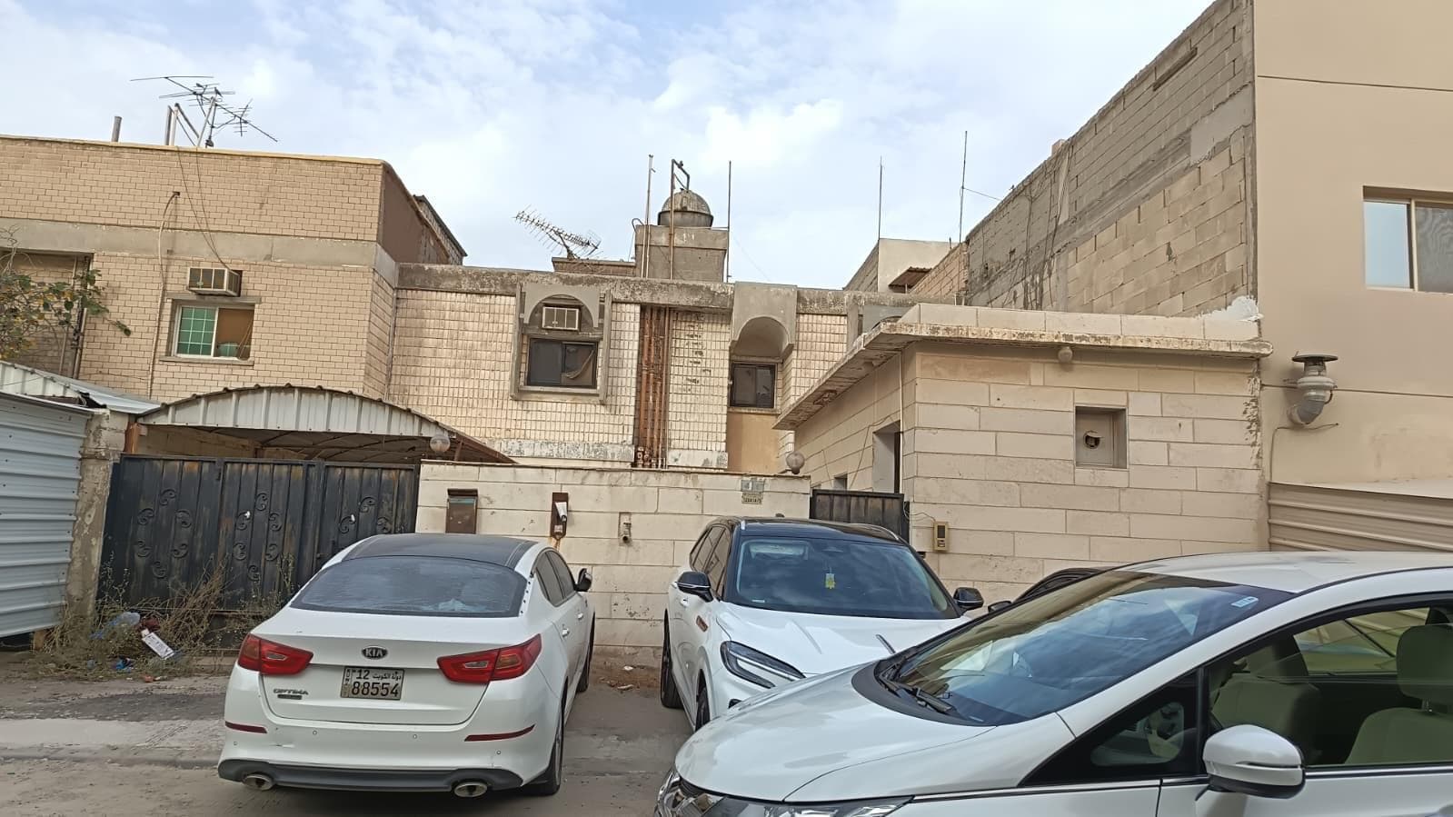 للبيع بيت في بيان شارع و سكه - صورة 3