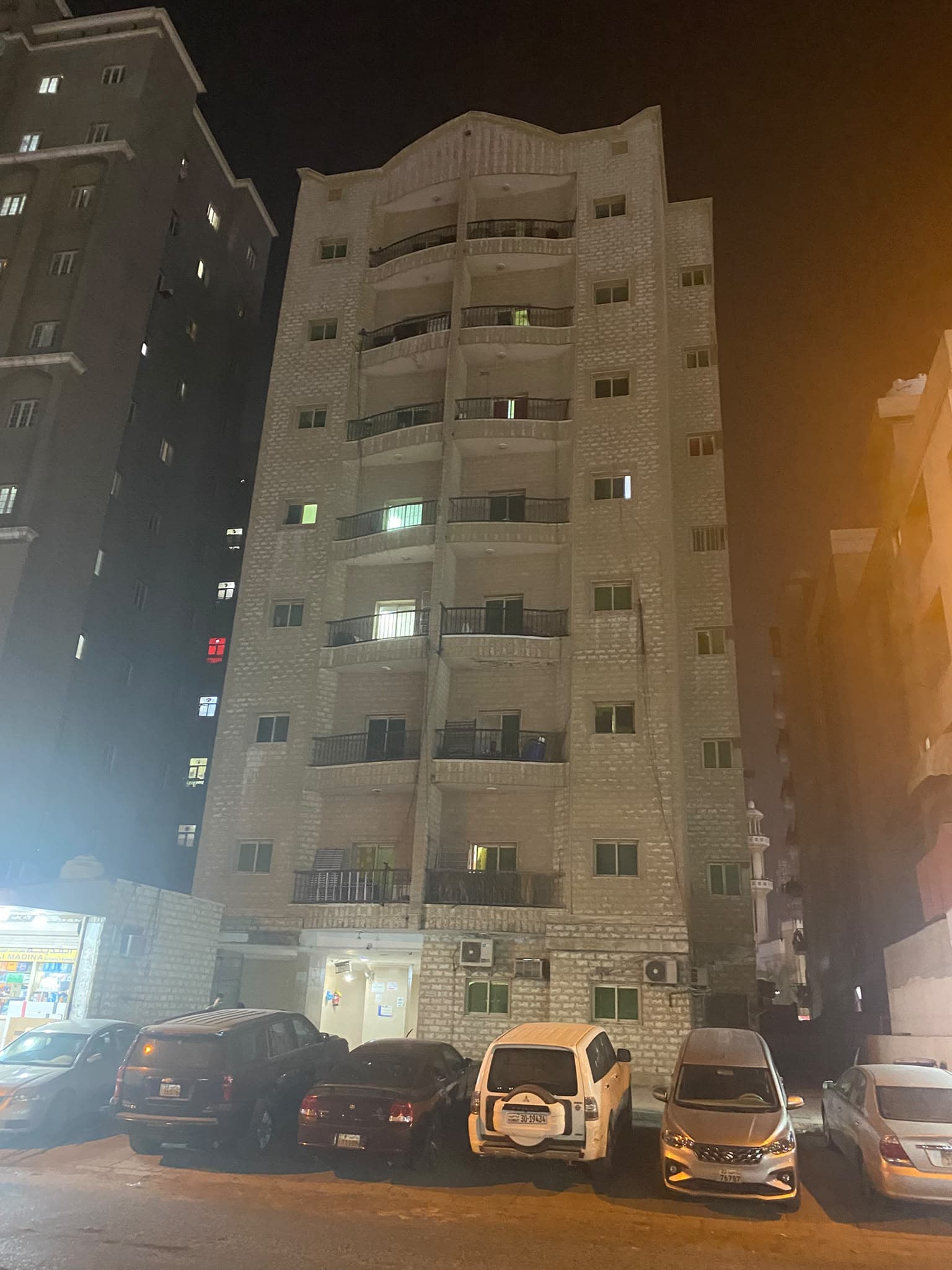 عماره للبيع في الفروانيه قطعة 2