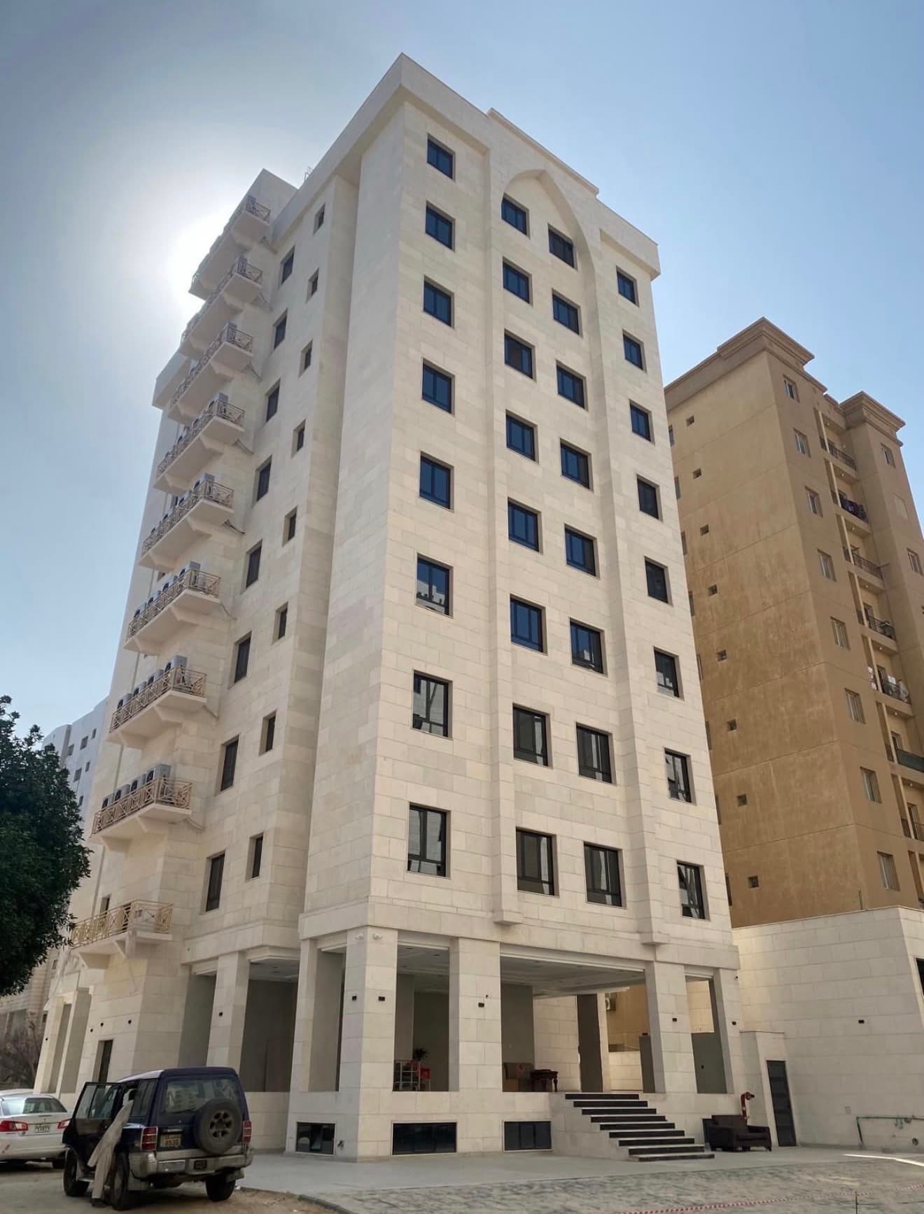 للبيع عمارة في ميدان حولي ثلاث جهات